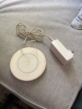 belkin White Circular Wireless Charging Pad with Adapter